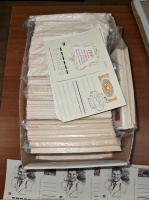 Лот 0269 - Коробка карточек с оригинальной маркой: 10 шт. №1 -Ю. Гагарин и тд