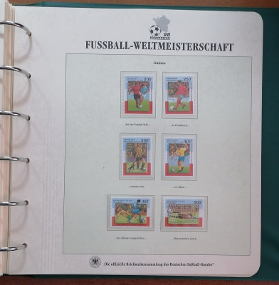 Лот 1121 - Два иллюстрированных альбома чемпионата мира по футболу 1998 г.